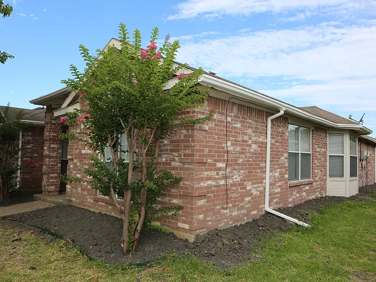 7305 Maplewood Dr — Photo 3