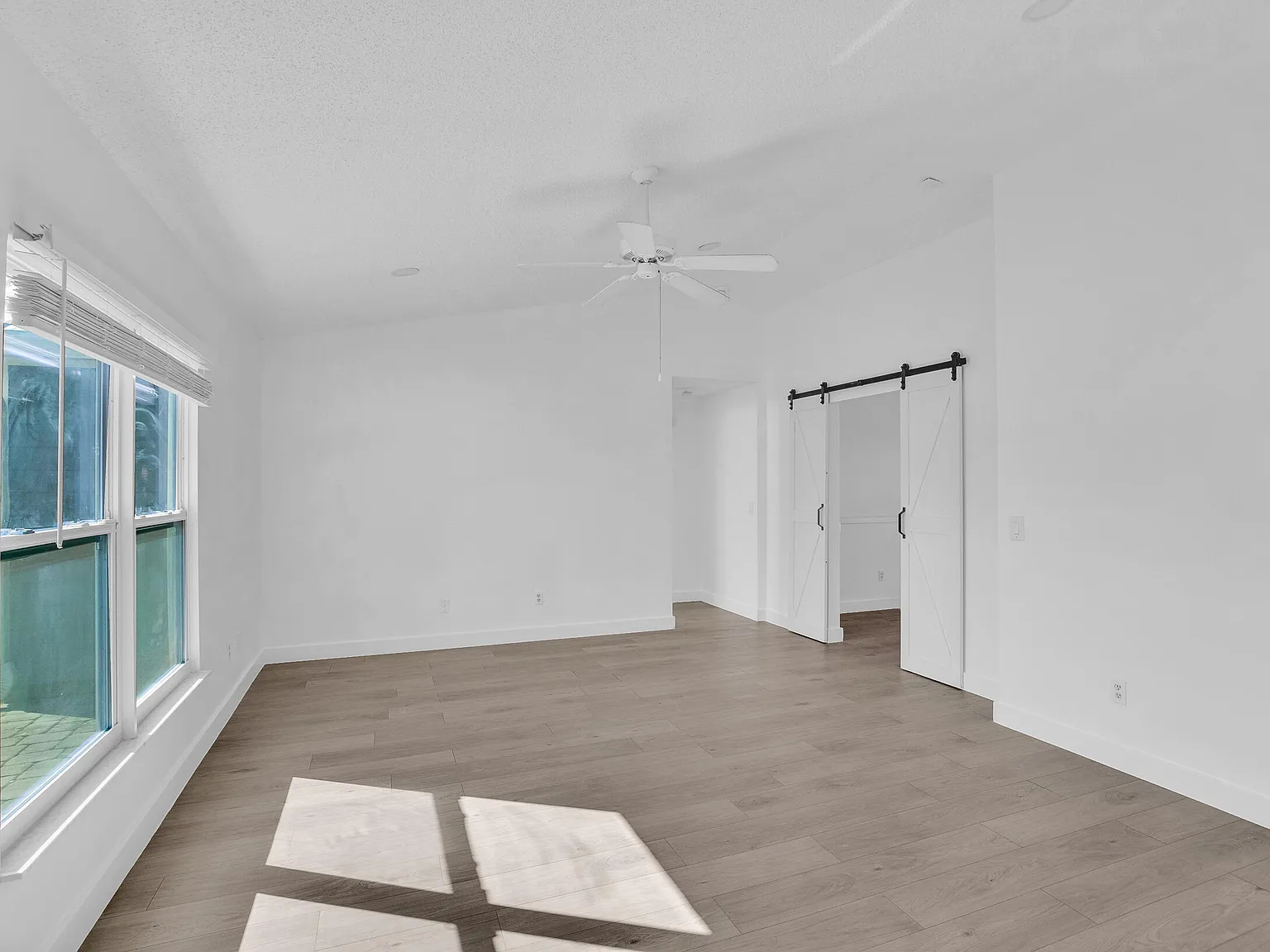 4 bed, 2.0 bath, 1734 sqft, $2,995 — Photo 4