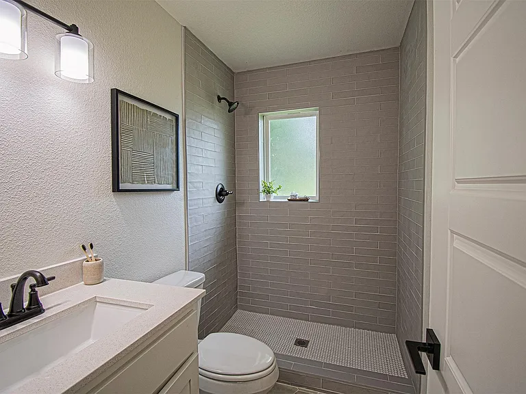 551 E Burks St — Photo 20