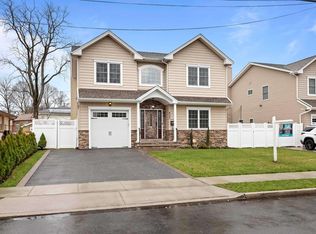 402 Coolidge Ave, Rockville Centre, NY 11570