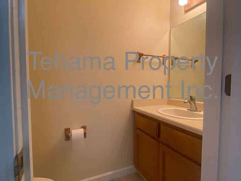 1070 Lakeside Dr — Photo 8