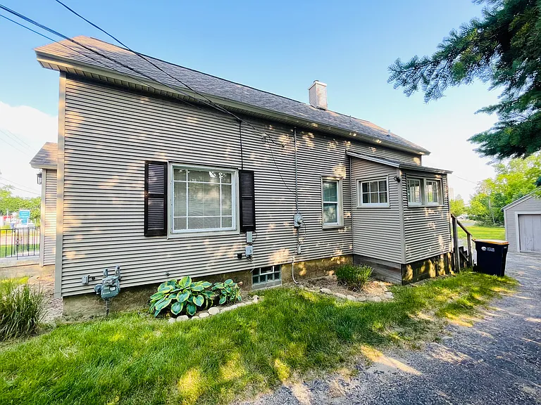 1323 Leonard St NE — Photo 4