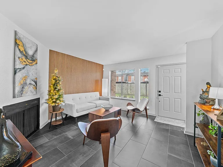3831 Landmark Dr — Photo 4