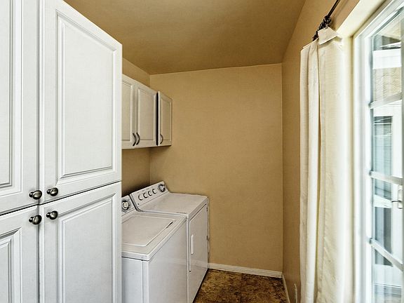 5th image of 16646 Moorpark St