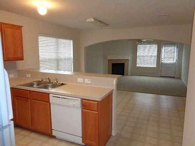 3 bed, 2.0 bath, 1602 sqft, $1,750 — Photo 3