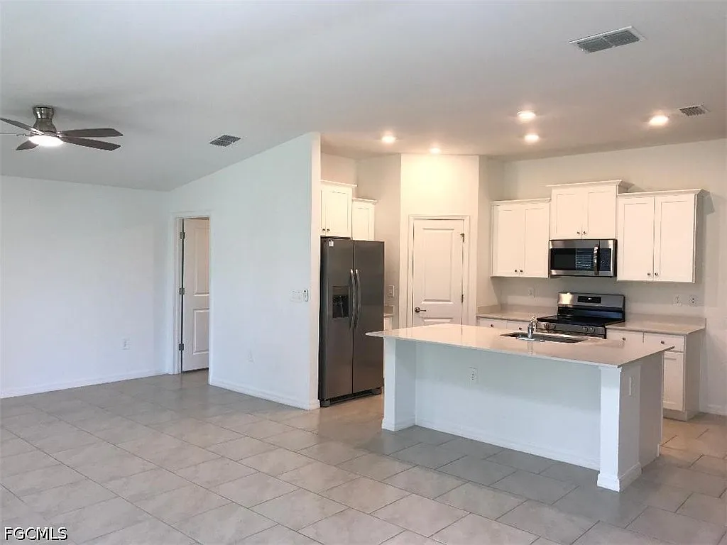 3 bed, 2.0 bath, 1556 sqft, $2,000 — Photo 3