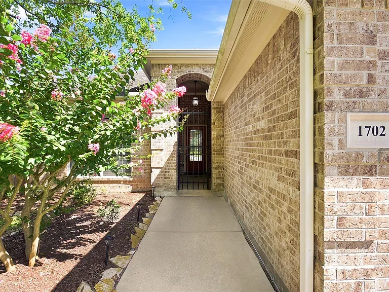 1702 Fantasy Woods Dr — Photo 5