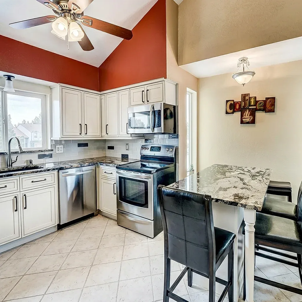 6 bed, 2395 sqft, $675 — Photo 4
