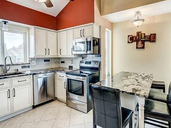 4th image of 504 S Laredo Cir