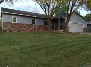 2712 E Woodland Hills Rd, Sioux Falls, SD 57103