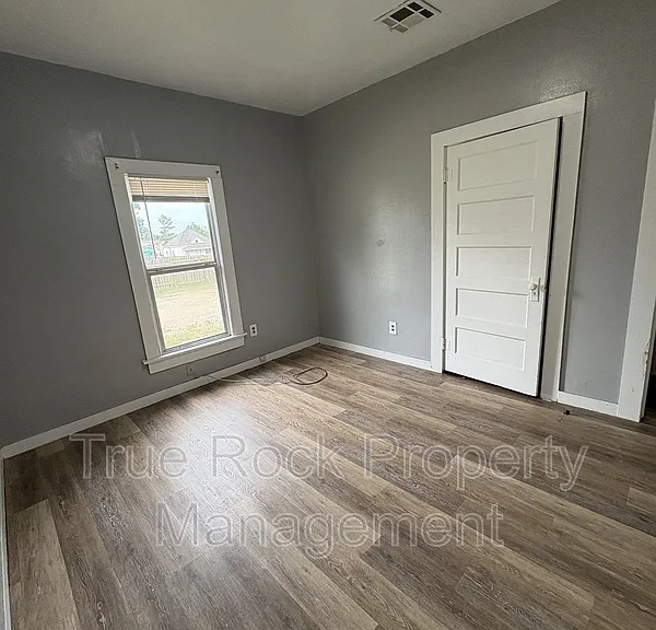 225 N Hope St — Photo 6