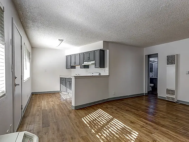 800 N G St — Photo 3