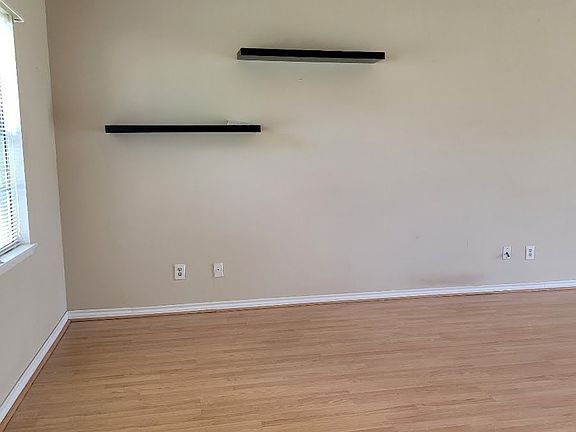5th image of 506 Willow Oak St