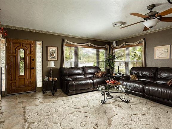 3rd image of 1339 Augusta Ln S