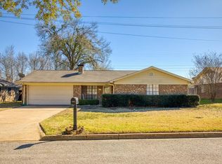 104 Cypress Dr, Palestine, TX 75801