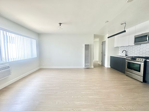3rd image of 1813 Tamarind Ave #214