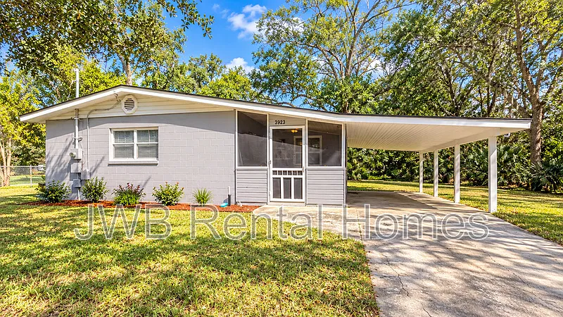 3923 Leonard Cir W