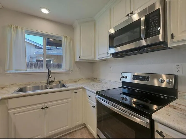 1376 Lisa Way — Photo 4