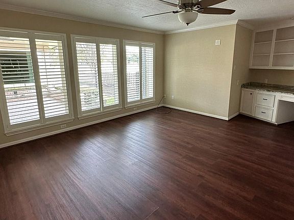 4th image of 20 Golfview Manor Rd