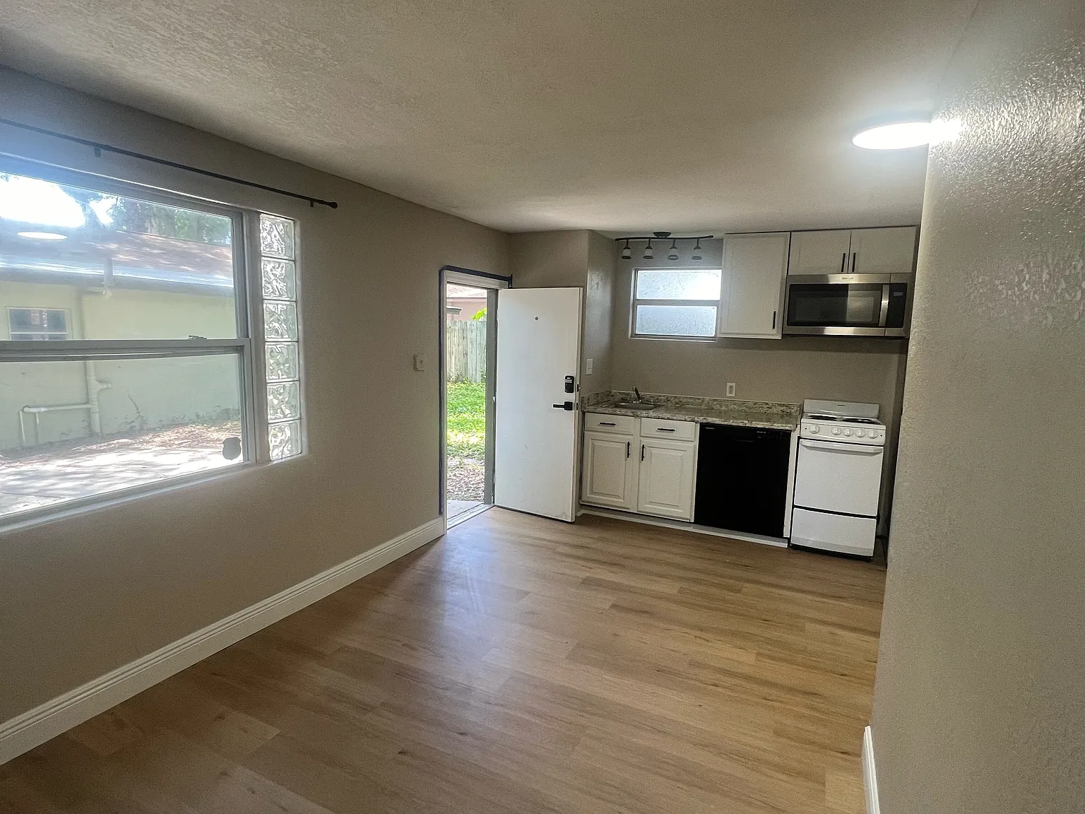 1 bed, 400 sqft, $1,200 — Photo 4