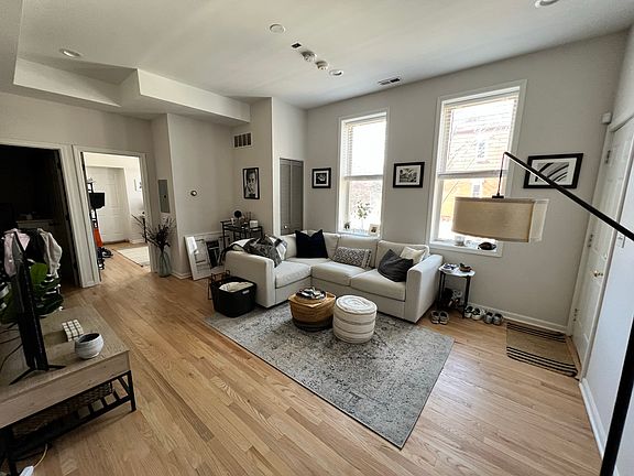 3rd image of 1325 W Wrightwood Ave