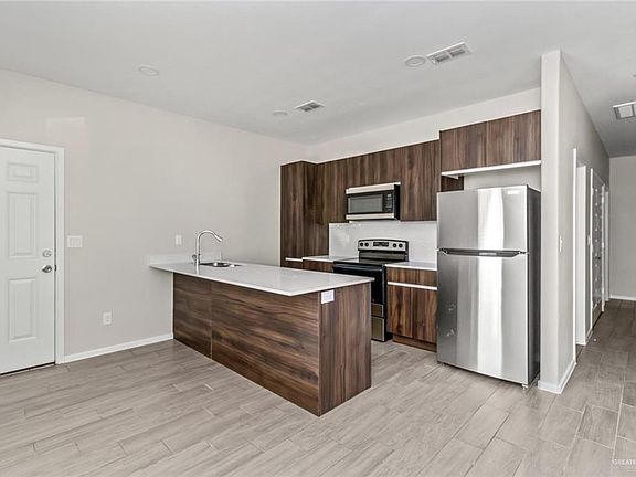 3rd image of 1308 Shavano Dr