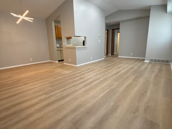 819 Minnesota Dr APT 204, Troy, MI 48083