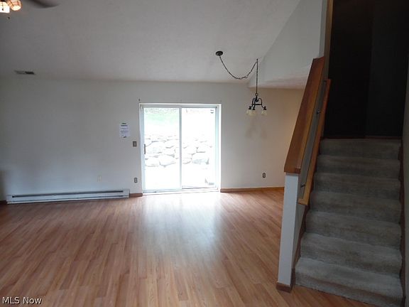 4th image of 560 Hilltop Ter
