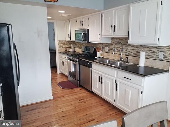 3rd image of 3534 Castle Hill Dr