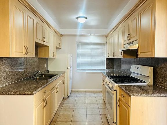 3rd image of 1416 N Martel Ave #959