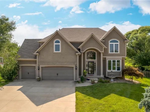 300 NE Parks Edge Pl, Lees Summit, MO 64064