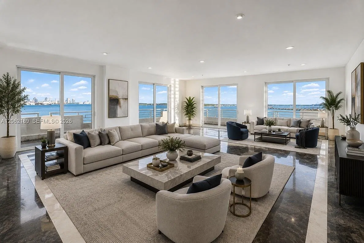 Commodore Bay Condo — Photo 1