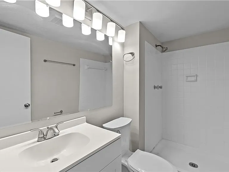 811 S Grosvenor Ct — Photo 7