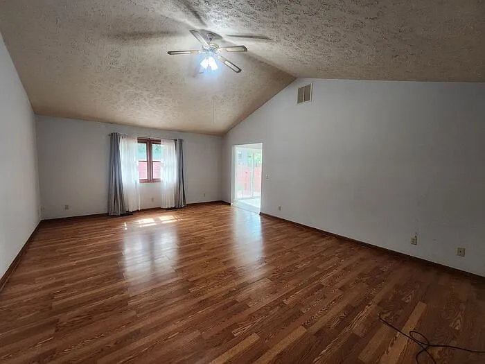 3 bed, 2.0 bath, 1438 sqft, $1,750 — Photo 2
