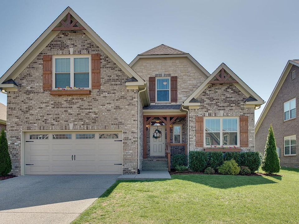 Welcome Home! Beautiful 5 bedrooms/3 bathrooms with fenced yard