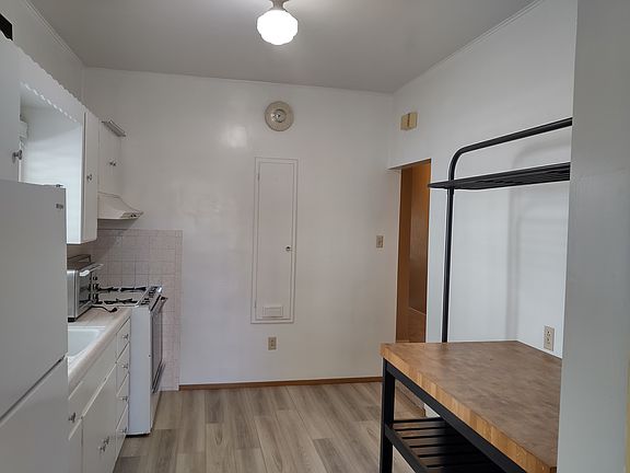 2nd image of 822 Main St
