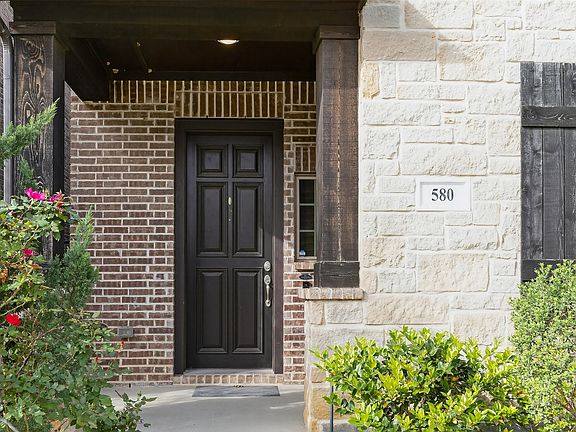 4th image of 580 Courtyard Ln
