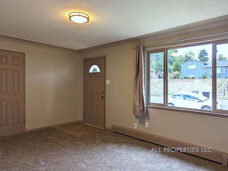1005 N Newton St — Photo 5