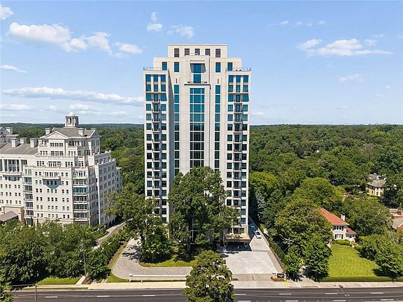 3rd image of 2520 Peachtree Rd NW