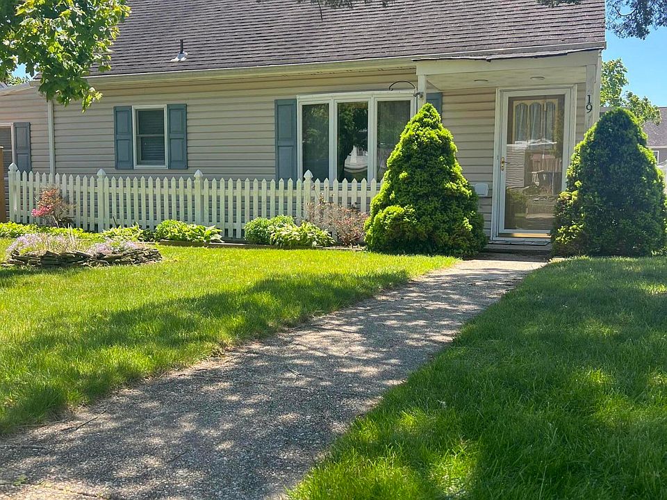 1st image of 19 Fairway Dr
