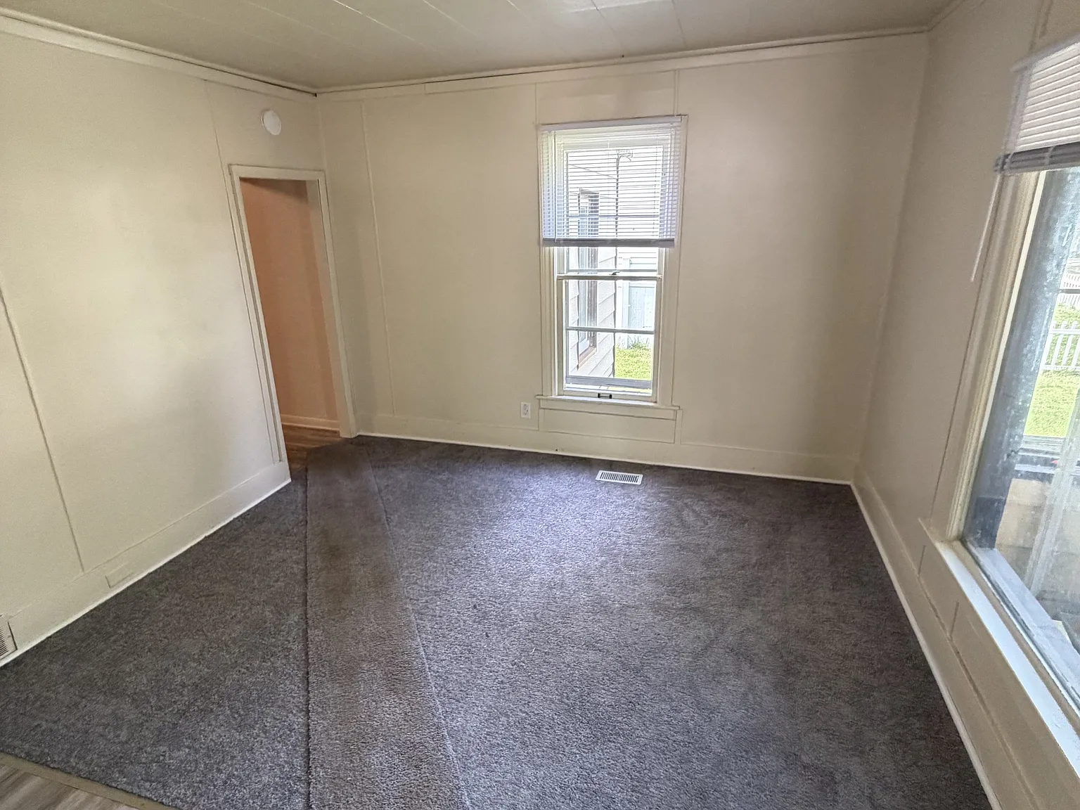 1826 Charles Avenue - House — Photo 3