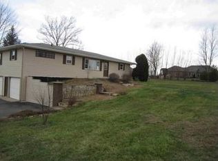 2840 Woodland Farms Dr, Columbus, IN 47201