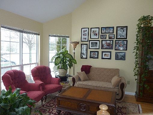 vaulted ceiling w/ 2 skylights, & hardwood floor throughout 1st fl