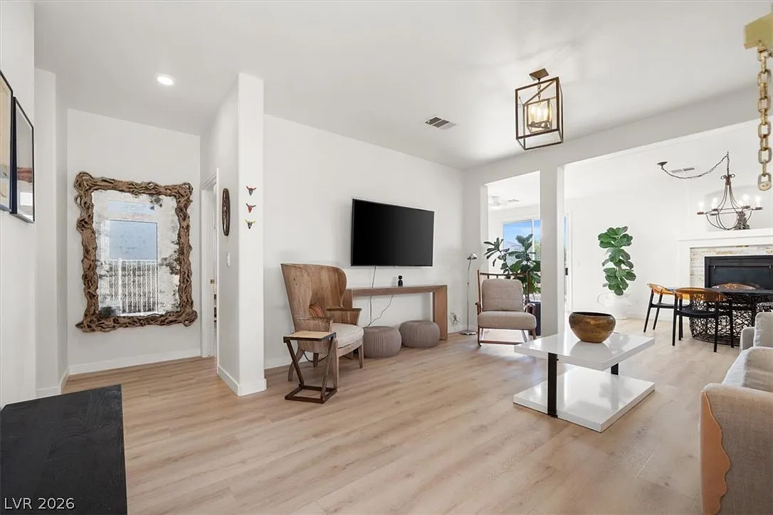 3 bed, 2.0 bath, 1389 sqft, $2,395 — Photo 3
