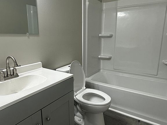 4th image of 2526 Rohn Ave NE