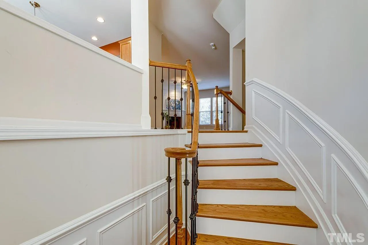 3 bed, 2400 sqft, $2,800 — Photo 2