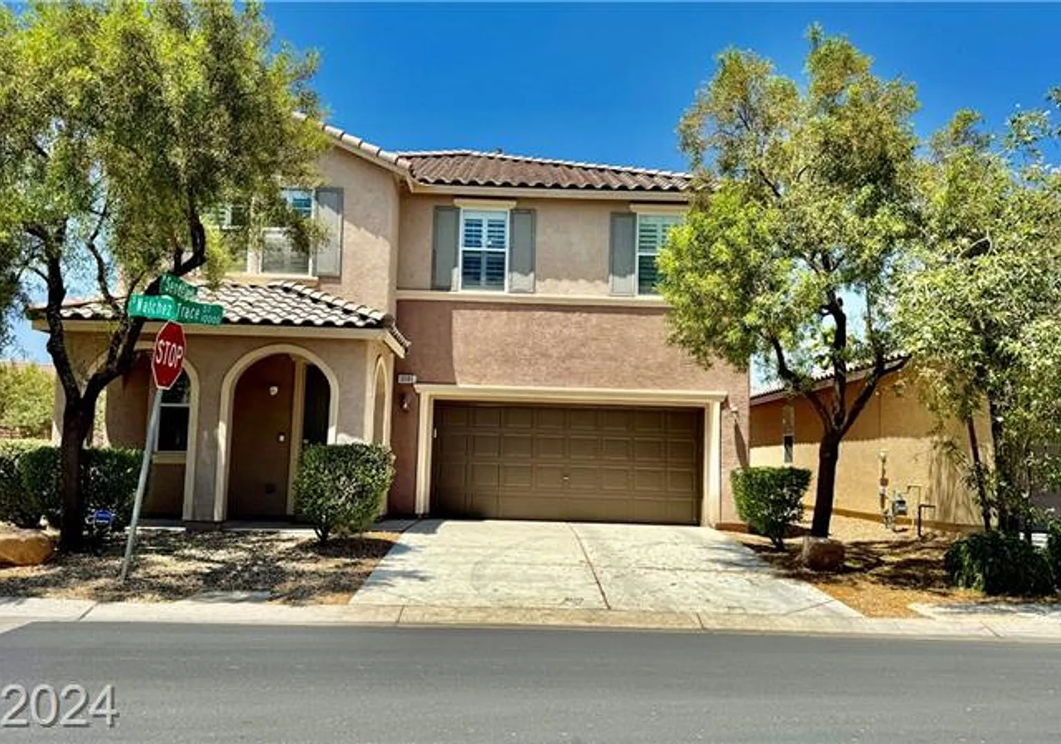 beautiful home at mountain's edge — Photo 1