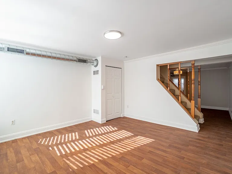 2407 Sarah St — Photo 3