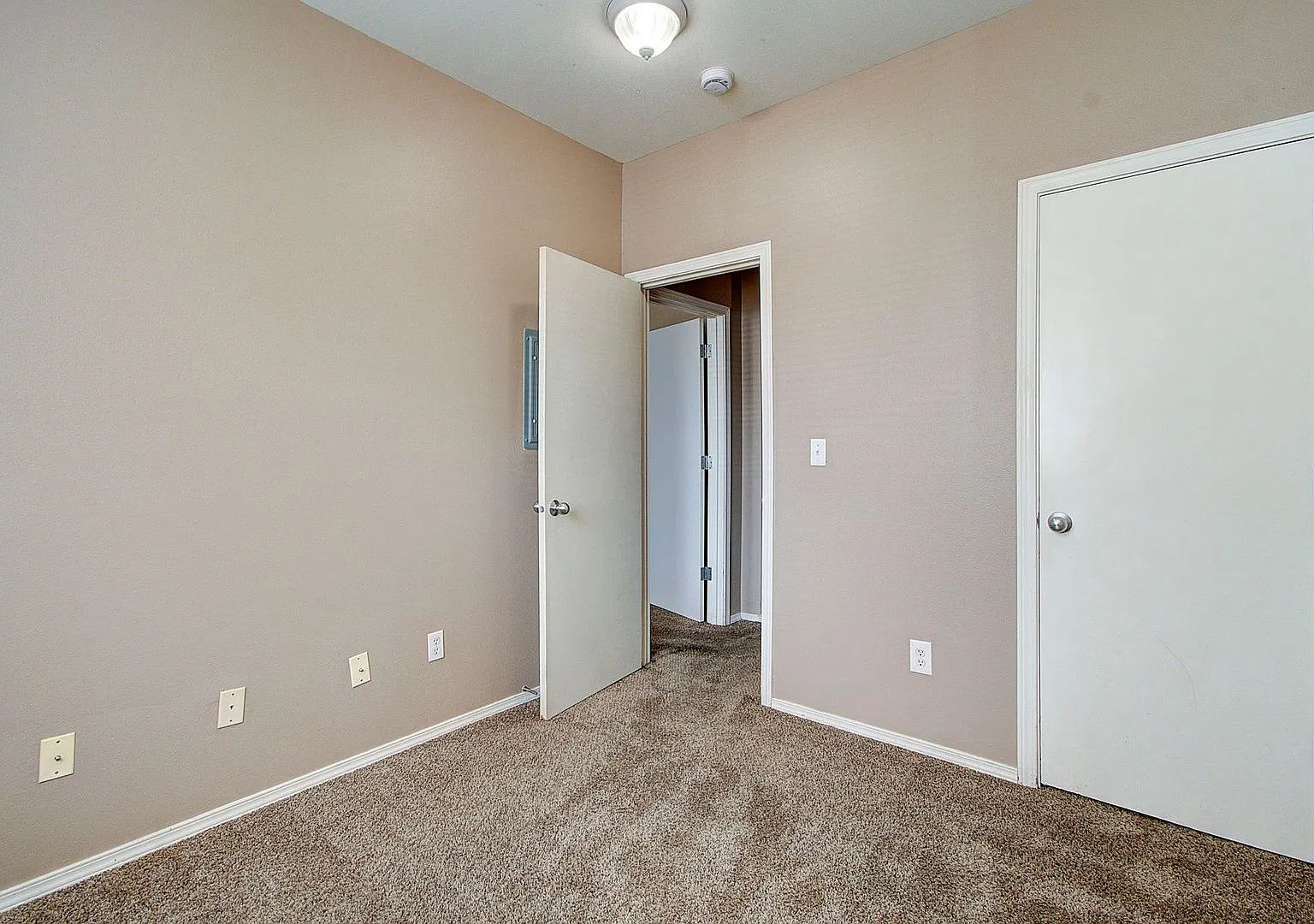 Ground Floor 2 bd, 2 ba Condo - Avail Now! — Photo 4