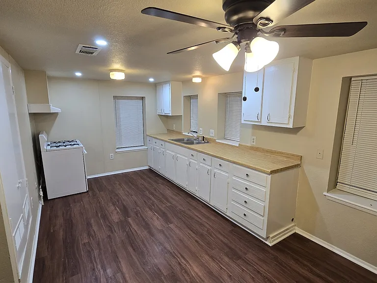 708 Narrow St — Photo 1